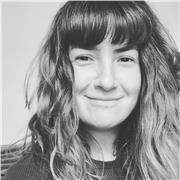 Profesora titulada en Licenciatura en Diseño de Comunicación Visual (Diseño Gráfico). Especialista en Branding.